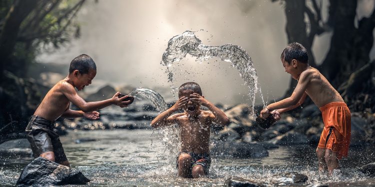 Wunder macht Freude, spielende glückliche Kinder