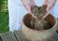 Räuchern als Hausmittel mit dem Fuß-Schemel