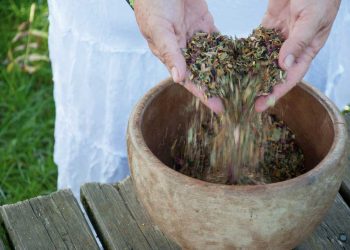 Räuchern als Hausmittel mit dem Fuß-Schemel