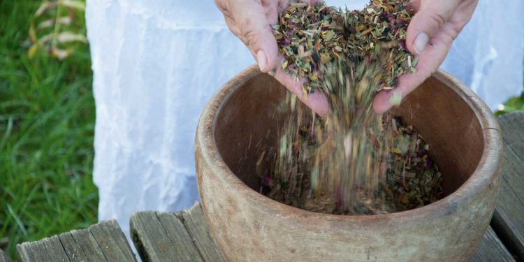 Räuchern als Hausmittel mit dem Fuß-Schemel